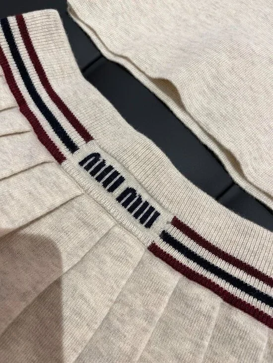 Miu Miu mini skirt set, vest knit set, women's size M - Picture 4 of 9